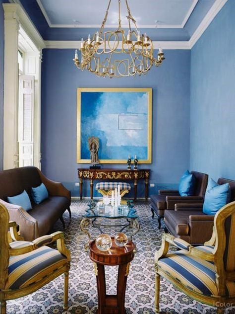 Amazing blue walls and decor Blue Dining Room Decor, Blue And Gold Living Room, Blue Painted Walls, Gold Living Room Decor, Gold Living, Blue Living Room Decor, Dining Room Blue, Gold Living Room, Modern Interior Decor