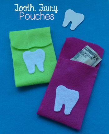 DIY tooth fair pouch Felt Tooth Fairy, Tooth Fairy Pouch, Fairy Pouch, Tooth Pillow, Diy Teething, Loose Tooth, Tooth Fairy Pillow, Kids Corner, Diy Sewing Projects