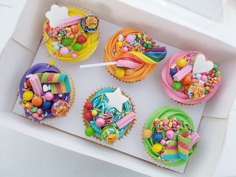 Candy Inspired Cupcakes, Cupcakes With Candy On Top, Candy Topped Cupcakes, Lolly Cupcakes, Candy Cupcakes Ideas, Cupcakes Kids, Candy Theme Cupcakes, Candyland Cupcakes, Candy Cupcakes