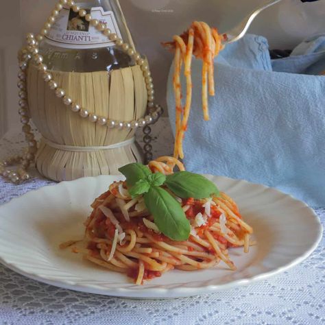 Audrey Hepburn's Spaghetti al Pomodoro Pasta Recipe Pomodoro Pasta Recipe, Pasta Pomodoro Recipe, Pomodoro Pasta, Spaghetti Al Pomodoro, Pasta Al Pomodoro, Parmesan Reggiano, Pasta Pomodoro, Spaghetti Sauce Recipe, Celebrity Recipes