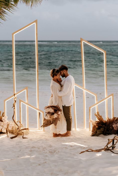 Beach Modern Wedding, Neon Wedding Decor, Beach Wedding Proposal Ideas, Unique Wedding Arch Ideas, Unique Beach Wedding Ideas, Black Beach Wedding, Night Beach Weddings, Unique Beach Wedding, Budget Beach Wedding