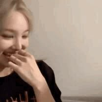 Floptok Gif, Kpop Reaction Pics, Gc Memes, Funny Face Gif, Meme Gifs, Romantic Feelings, Reaction Videos, Chuu Loona, Edit Ideas