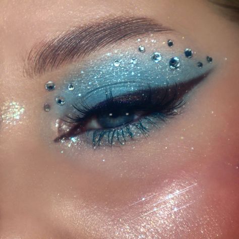 Shiny sky blue topaz✨️ PRODUCTS USED: @plouise_makeup_academy coloured base (touch of frost) @flowerknows_global five-color eyeshadow… | Instagram Makeup Celeste, Sky Blue Eyeshadow, Sky Blue Makeup, Frozen Makeup, Makeup Utensils, Rhinestone Makeup, Plouise Makeup Academy, Magical Makeup, Makeup Board