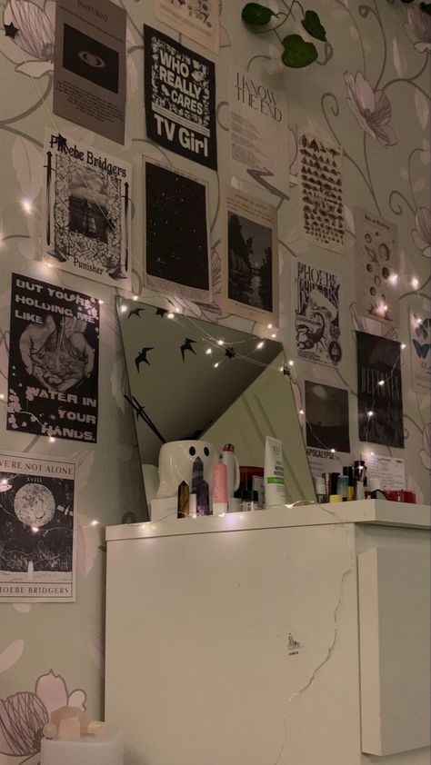 Phoebe Bridget’s Poster, Boygenius Room Decor, Phoebe Bridgers Room Decor, Phoebe Bridgers Bedroom, Phoebe Bridgers Room, Phoebe Bridgers Aesthetic, Lispenard Street, Room Reset, Phoebe Bridgers Poster