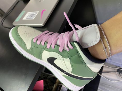 Green Jordans Pink Laces, Green And Pink Jordans, Jordans Dutch Green, Hoodie Outfit Aesthetic, Jordan 1 Green, Apothecary Decor, Jordans 1, Green Jordans, Pink Jordans