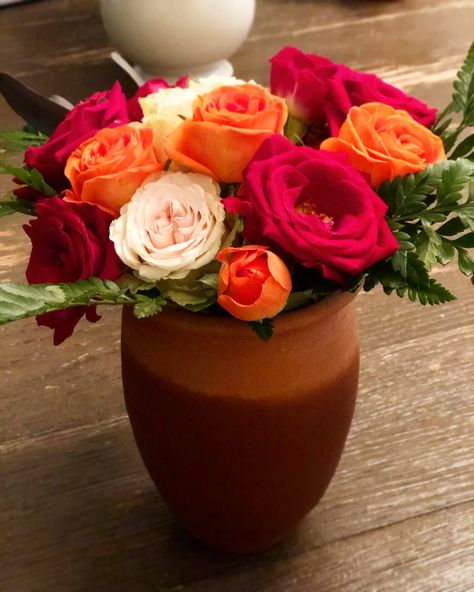 Jarrito With Flowers, Mexican Jarritos Centerpieces, Cantarito Centerpiece, Barro Flower Arrangement, Barro Centerpiece, Diy Cantaritos Vase, Cantaritos Flower Centerpieces, Jarritos With Flowers, Flower Centerpieces Mexican Theme