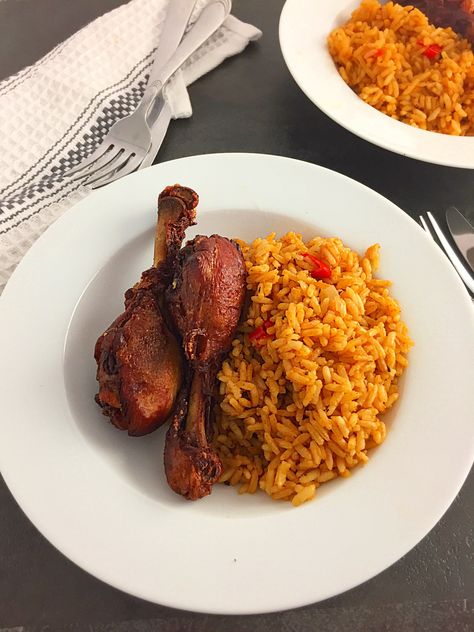 Easy jollof rice recipe hack. Yup!! You Read it right. Have you tried any of my jollof rice recipes right here on the blog??? If you have I am sure you would agree that my recipes are super easy to make and definitely ‘no fail’ recipes. If you think those recipes were super easy, wait till you try this one. Jollof Rice Recipe, African Recipes Nigerian Food, Ghanaian Food, Boiled Chicken Breast, African Cooking, Jollof Rice, Easy Rice Recipes, Nigerian Food, Bowl Recipe