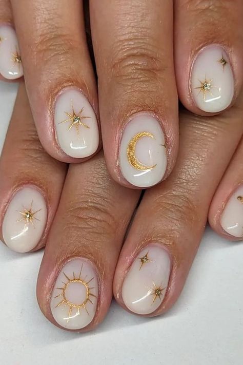 Sun Design Nails, Sun Nails Design, Sun Nails, Gold Acrylic Nails, August Nails, Gold Nail Designs, Moon Nails, Gold Nail, Minimal Nails