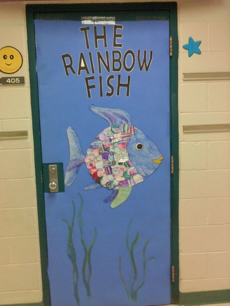 Door decorating contest at school. Each student colored a scale to make the fish. Literacy Week, Classroom Door Decorations, World Book Day Ideas, Classroom Door Decor, Kindergarten Bulletin Boards, Reading Week, Storybook Theme, Classroom Organization Elementary, Class Door