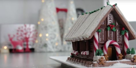 Gingerbread house made with Kit-Kat candy. The video is mesmerizing. Breakfast Ideas Christmas, Popcorn Christmas, Gingerbread Inspiration, Gingerbread Chocolate, Holiday Desserts Christmas, Christmas Popcorn, Chocolate House, Make A Gingerbread House, Wooden Christmas Tree Decorations