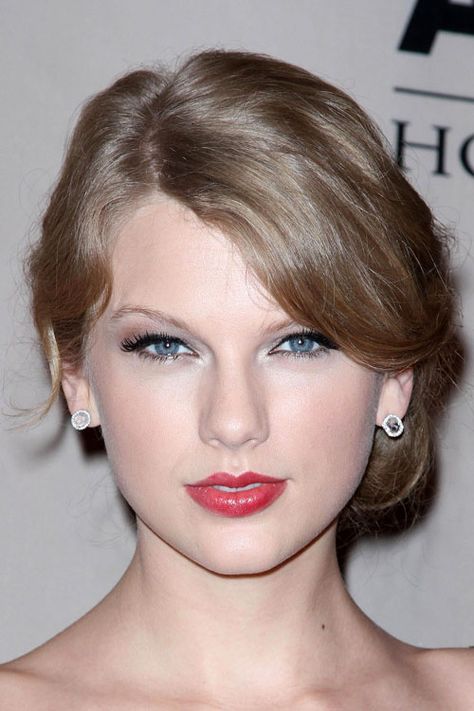 Taylor Swift Updo, Ash Blonde Hairstyles, Blonde Caramel Highlights, Warm Hair Color, Blonde Updo, Dark Ash Blonde, Ash Hair Color, Hair Color Formulas, Steal Her Style