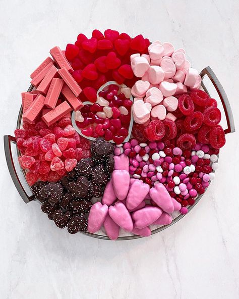 Valentines Candy Board, Charcuterie Board Valentines, Valentine Boards, Dessert Board Ideas, Pink And Red Party, Galentines 2025, Candy Charcuterie Board, Galentines Ideas, Candy Boards