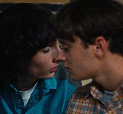 Will And Mike Kiss, Foah Byler, Mike And Will, Will X Mike, Finn Wolfhard Noah Schnapp, Will Byers Mike Wheeler, Byler Fanart Kiss, Stranger Things Byler, Byler Kiss