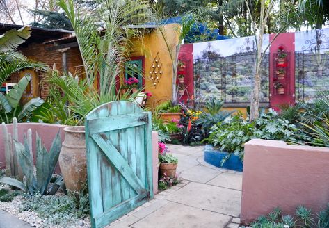 ‘Mexican Colonial Hacienda Style Courtyard Garden’. Designed by Sonita Young of Young Landscape Design Studio, installed by Young Landscape Design Studio Mexican Courtyard Ideas, Mexican Garden Hacienda Style, Colonial Courtyard, Mexican Garden Ideas, Mexican Backyard, Mexican Courtyard, Mexican Garden, Hacienda Style Homes, Courtyard Gardens Design