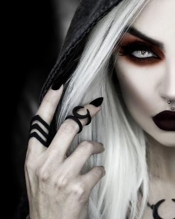 Gothic Hairstyle, Halloweenský Makeup, Gothic Hairstyles, Unique Looks, Witch Makeup, Halloween Photography, Goth Beauty, Gothic Makeup, Halloween Photoshoot