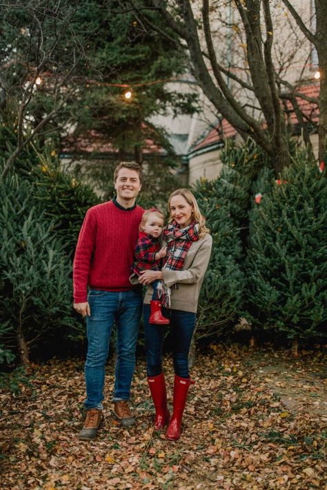 Black Red Tan Christmas Pictures, Flannel Christmas Pictures, Family Flannel Pictures, Rustic Christmas Photoshoot Outfits, Family Pictures Red Outfits, Tartan Plaid Christmas Family Pictures, Red And White Family Photos Outfit Ideas, Red And Green Family Photo Outfits, Black And Red Family Photo Outfits