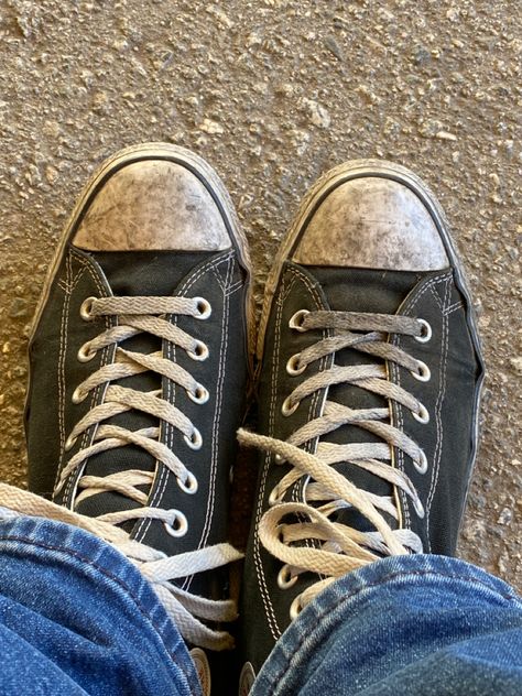 Vintage Converse Canvas Shoes, Worn Out Converse, Worn Down Converse, Black Converse Vintage, Converse Worn Out, Old Converse, Shoe Reference, Monkeys Aesthetic, Old Black Converse Aesthetic