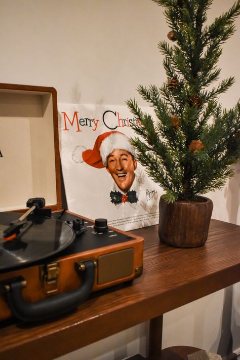 Thanks to Jake Goossen for making this photo available freely on @unsplash ���🎁 Christmas Dreaming, Christmas Tunes, Christmas Vinyl, Bing Crosby, Christmas Feeling, Christmas Mood, Record Player, Christmas Love, Christmas Aesthetic