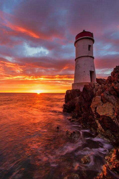 Lighthouse Inspiration, Lighthouse Photos, Lighthouse Pictures, Beautiful Lighthouse, Beacon Of Light, Light Houses, Light House, The Lighthouse, Beautiful Sunset