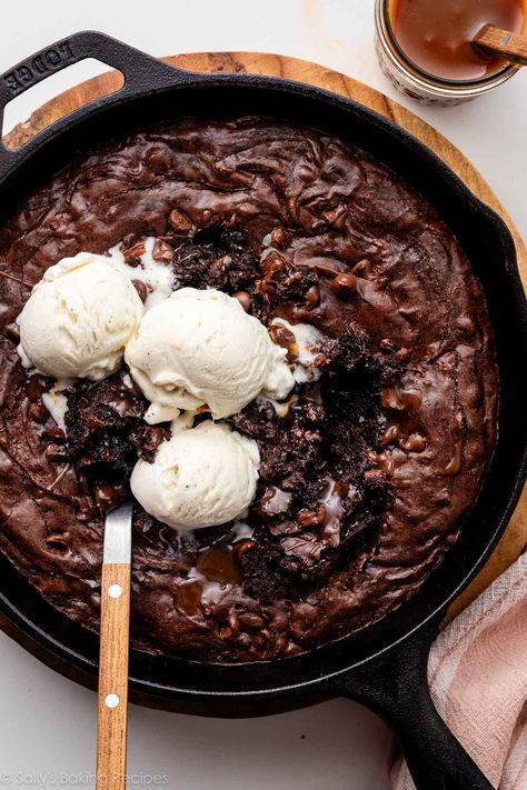 How to Make a Skillet Brownie Brownie Skillet Recipes, Skillet Brownie Recipe, Brownie Skillet, Cocoa Powder Chocolate, Cornbread Cake, Skillet Brownie, Flourless Chocolate Cake Recipe, Homemade Hot Fudge, Honey Cornbread