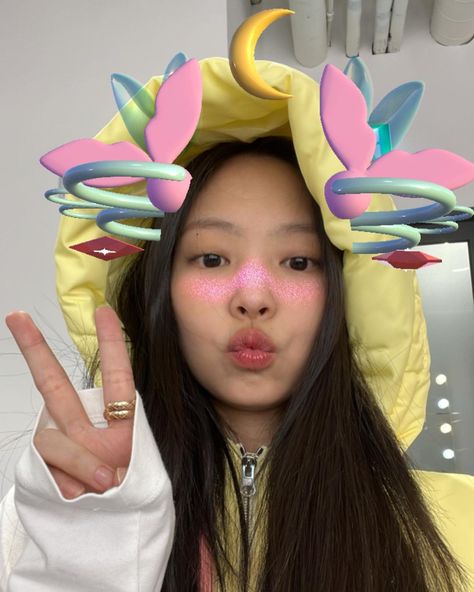 Clout News on Twitter: "BLACKPINK's JENNIE KIM is gorgeous in newly shared pictures on her instagram 💛 #BLACKPINK #JennieKim #Jennie @BLACKPINK… https://t.co/DSOXJpMPsX" Blackpink Icons, Jennie Kim Blackpink, Jennie Lisa, Jennie Kim, Kim Jisoo, Blackpink Photos, Blackpink Jennie, Up Girl, Yg Entertainment