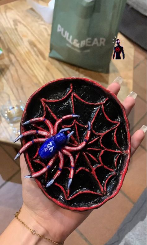 Spider Man Clay Art, Marvel Ceramics Ideas, Supernatural Clay Ideas, Air Dry Clay Spiderman, Spiderman Clay Ideas, Spiderman Ceramics, Spiderman Clay Art, Marvel Clay Ideas, Clay Spiderman