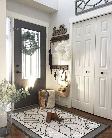 Welcoming guests to your home may seem like a no brainer, but there are a few details that can make a huge impact. Learn how to use entryway decor to make your guests feel welcome. Modern Farmhouse Living Room Decor, Farmhouse Living Room Decor Ideas, Rustic Entryway, Modern Farmhouse Living, Farmhouse Entryway, Decor Ikea, Foyer Decorating, Modern Farmhouse Living Room, Entry Way Design