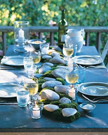 Outdoor Decorating Ideas for the Summer - Showcase the best of the seasonal elements (bunches of cushion moss and smooth backyard pebbles foraged from the outdoors) into a centerpiece for an alfresco dinner. Moss Centerpieces, Summer Centerpieces, Easy Entertaining, Mesa Exterior, Summer Tables, Diy Centerpieces, Party Centerpieces, Reception Table, Outdoor Party