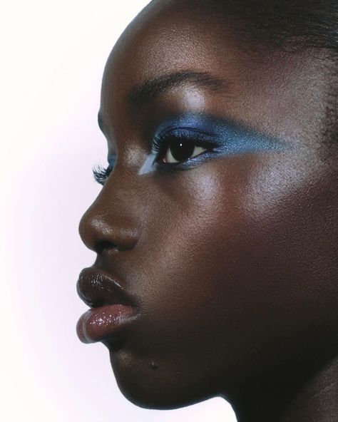 Dior Eyeshadow, Blue Eyeshadow Looks, High Fashion Looks, Dark Skin Beauty, Creative Makeup Looks, Dior Beauty, Beauty Shoot, Blue Eyeshadow, Perfect Brows