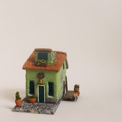 Ceramic Miniature House, Miniature Houses Clay, Clay House Sculpture, Tiny Clay Houses, Mini Clay House, Clay Building Ideas, Clay House Ideas, Small Clay Sculptures, Miniature Clay Art