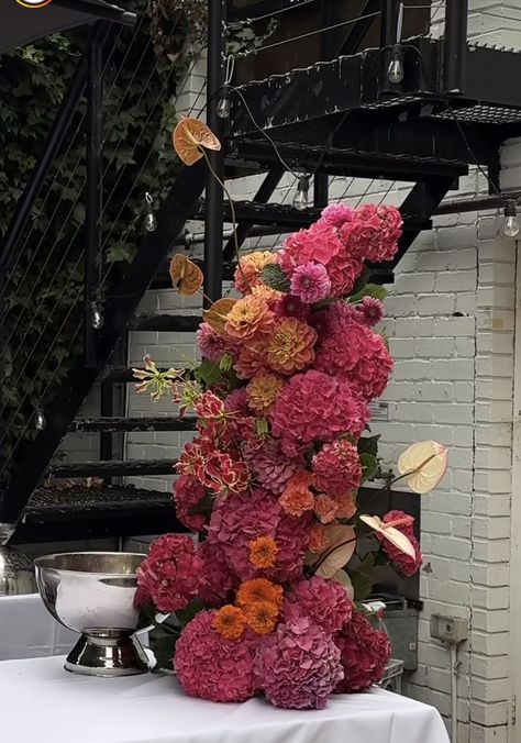 Pink Flower Installation, Floral Bar Arrangement, Flower Wall Ideas, Fall Store Displays, Bar Arrangement, Bar Flowers, Colorful Bar, Floral Bar, Green Market