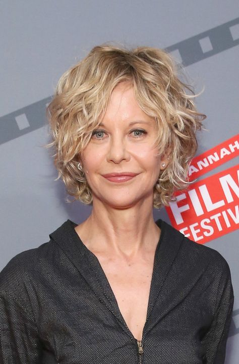 Meg Ryan                                                                                                                                                                                 More Older Women With Curly Hair, Meg Ryan Short Hair, Meg Ryan Haircuts, Women With Curly Hair, Meg Ryan Hairstyles, Trendy We Fryzurach, Hairstyles For Older Women, Curly Hair Photos, Meg Ryan