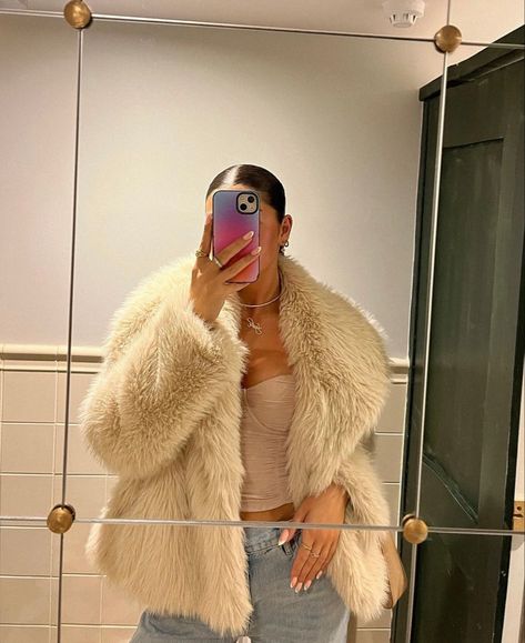 faux fur coat outfit Fake Fur Coat Outfit, Brown Fur Coat Outfit, Faux Fur Coat Outfit, Faux Fur Coats Outfit, Fur Jacket Outfit, Ski Trip Outfit, Fake Fur Coat, Brown Fur Coat, Fur Coat Outfit