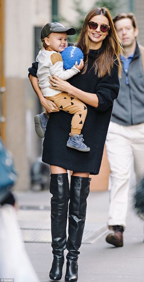 Fashionable Mom, Miranda Kerr Style, Black Thigh High Boots, Walking Down The Street, Yummy Mummy, Black Thigh High, Chique Outfits, Black Jumper Dress, Stylish Mom