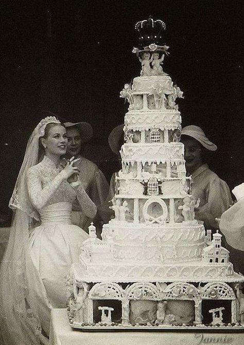 Grace Kelly Wedding Dress, Princesa Margaret, Grace Kelly Wedding, Royal Wedding Cake, Grace Kelly Style, Princess Grace Kelly, Prince Rainier, Monaco Royal Family, Royal Brides