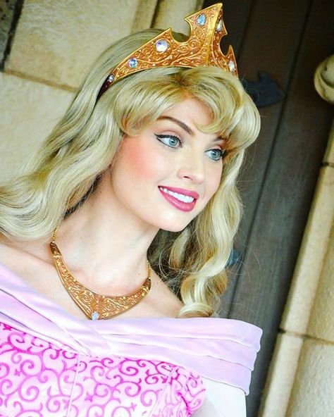 Princess Aurora Makeup Looks, Aurora Sleeping Beauty Live Action, Disney Princess Dresses Real Aurora, Disney Aroura Sleeping Beauty, Disney Princess Makeup, Princess Aurora Disneyland, Ancient Egypt Fashion, Curly Hair Drawing, Princess Makeup