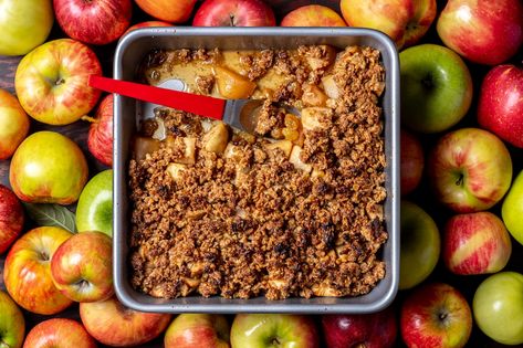 Granola Apple Crisp Apple Crisp With Oatmeal, Apple Crisp Dessert, Savory Apple Recipes, Easy Apple Crisp, Crisp Desserts, Apple Dishes, Apple Crisp Easy, Baked Good, Joy The Baker