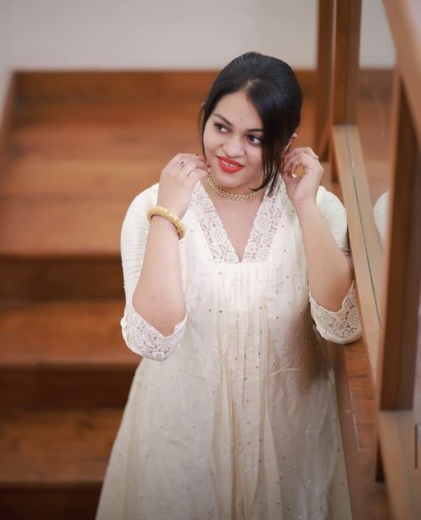 White Kurta Sets For Women, White Kurtis, Function Dress, Simple Frock, Dress Designs For Stitching, Kurta Sets For Women, Pretty Dresses Casual, Blouse Designs High Neck, Simple Frock Design