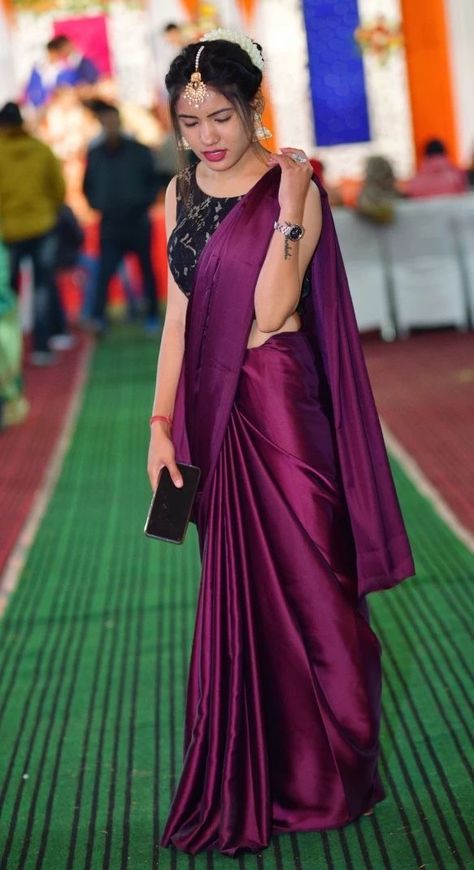 Wine Colour Dress Indian, Wine Saree Blouse Combination, Wine Satin Saree, Plain Silk Saree, Silk Saree Designs, Exclusive Saree Blouse Designs, Prewedding Shoot, Beautiful Pakistan, Wine Colour