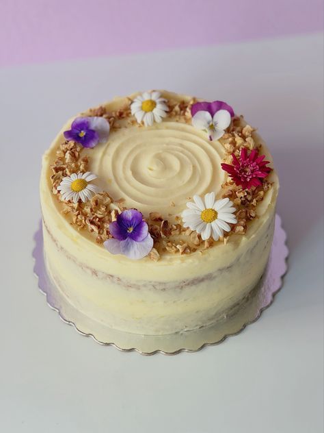 carrot cake with edible flowers ig: nomnom__bakery Birthday Carrot Cake, Cake With Edible Flowers, Carrot Cake Decoration, Edible Flowers Cake, Birthday Cake For Mom, Carrot Flowers, Simple Cake, Mom's Birthday, Cake Inspo