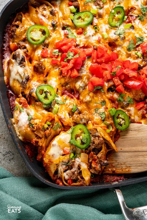 Cheesy Beef Enchilada Stuffed Pasta Shells - the ultimate Mexican inspired pasta dish that is the perfect family meal for any night of the week. Slimming World and Weight Watchers friendly Cooking Panda Recipes, Enchilada Stuffed Shells, Salad Appetizer Cups, Mexican Comfort Food, Enchilada Pasta, Beef Enchilada, Stuffed Pasta, Cooking Panda, Homemade Enchilada Sauce