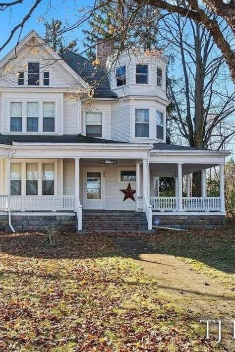 1904 Victorian For Sale In Caledonia Michigan House With Round Tower, Victorian Ranch House, Victorian Farmhouse Exterior Colors, Old Houses Interior, Small Victorian Homes, 1890s House, Oak Staircase, Historic Homes For Sale, Old House Interior