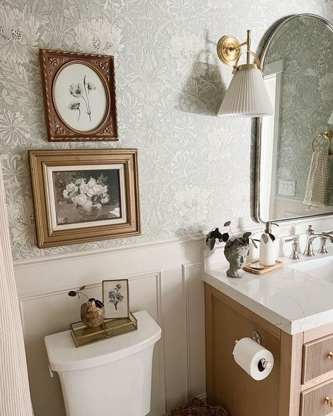 Mom Bathroom, Small Half Bathroom, Dekorere Bad, Powder Room Decor, Hall Bathroom, Downstairs Bathroom, Home Luxury, Bathroom Inspiration Decor, Half Bathroom