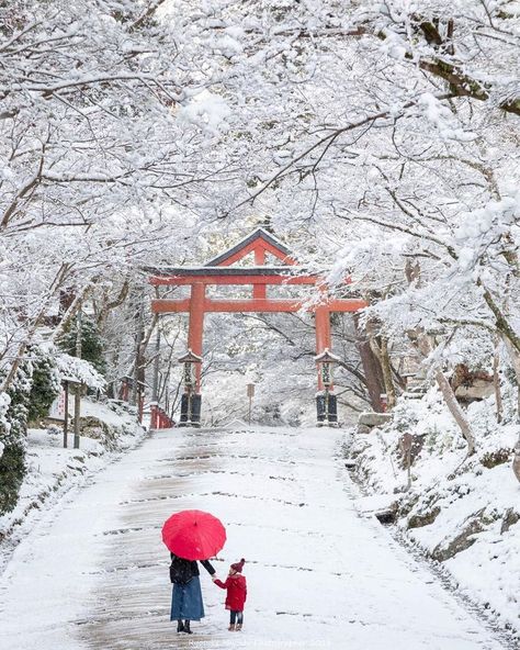 Hiyoshi Shrine is located in Otsu, Shiga, and is well known as the head shrine of the roughly 3,800 Hiyoshi, Hie, and Sanno shrines throughout Japan built for worship of the so-called Sanno-san (Mountain King).⁣⁣ 📷 ryostory1124⁣⁣ Japanese Snow, Japan Vibes, Japanese Winter, Bleak Midwinter, Winter In Japan, Japan Landscape, Shinto Shrine, Japan Store, Winter Mountain