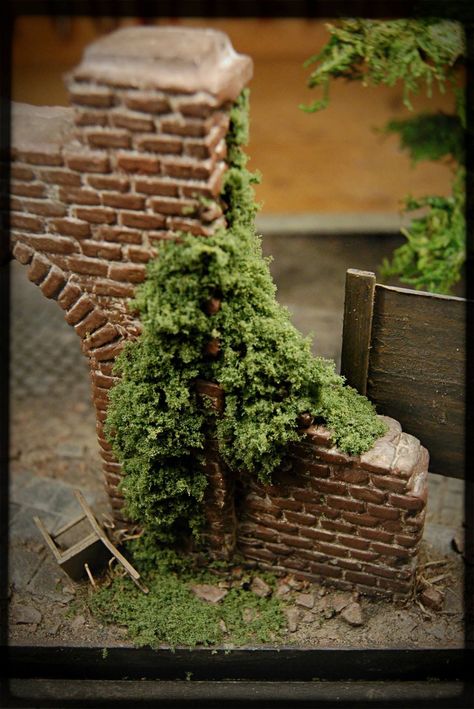 Garden Decor Diy, Landscape Model, Garden Decor Ideas, Vintage Garden Decor, Funky Decor, Halloween Village, Garden Deco, Miniature Plants, Funky Junk