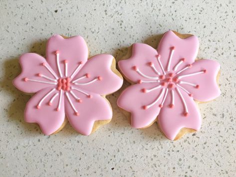 How to make a decorated sakura cookie step-by-step! Cherry Blossom Cookie, Cherry Blossom Party, Japanese Cookies, Sunflower Cookies, Flower Sugar Cookies, Cherry Blossom Theme, Decorate Cookies, Blossom Wedding, Easter Sugar Cookies