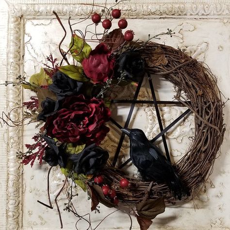 Raven Wreath, Witchcraft Crafts, Witch Display, Pentagram Wreath, Witch Pics, Pentacle Wreath, Wicca Crafts, Witchy Decorations, Crow Wreath