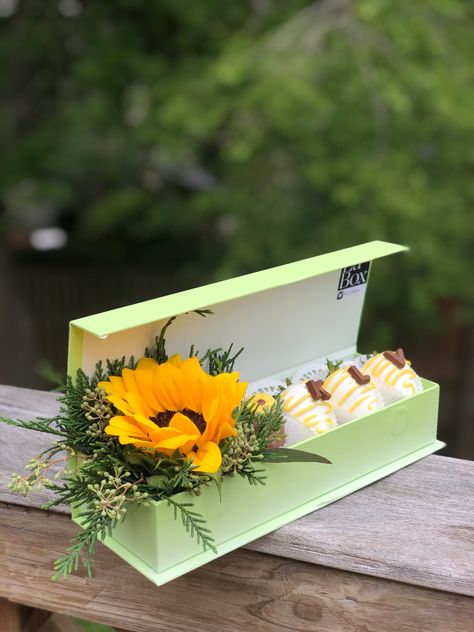 Flower Arrangements With Strawberries, Cake And Flower Box Gift, Box Flowers Gift Ideas, Flower Gift Box Ideas, Valentines Day Gift Box Ideas, Valentine Gift Box Ideas, Mini Box Gift, Mini Flower Arrangements, Fruit Basket Gift