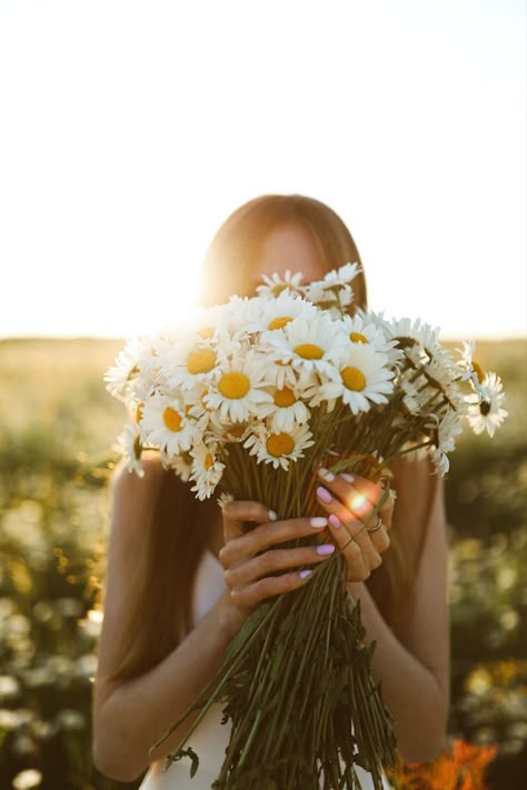 Debut Photoshoot, Sunflowers And Daisies, Splendour In The Grass, Daisy Field, Beautiful Photoshoot Ideas, Farm Photography, Wedding Backdrop Design, Romantic Woman