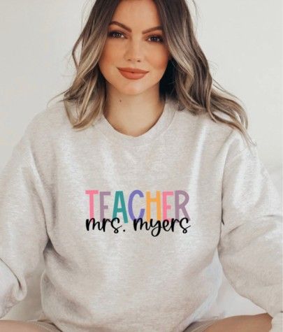 Teacher Sweater, Red Christmas Sweater, Outfit Oversize, Teacher Team, Teacher Sweatshirt, Comfort Colors Tshirt, Teacher Outfit, 1st Day Of School, Teacher Outfits